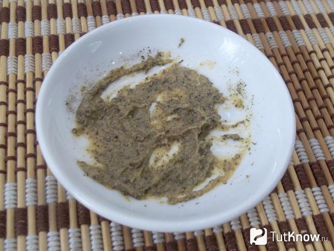 Горчица перемешана со специями