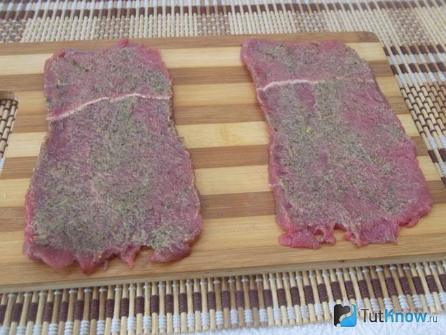 Мясо обмазано горчицей