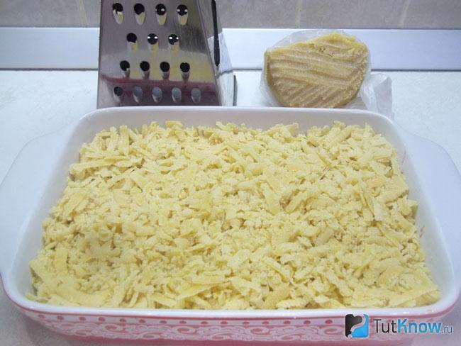 Сливы присыпаны стружкой теста