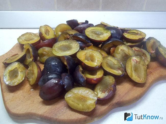 Сливы нарезаны дольками