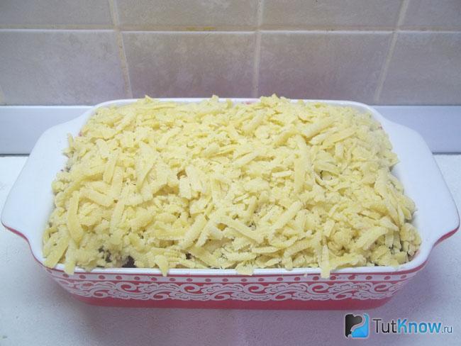 Сливы присыпаны стружкой теста