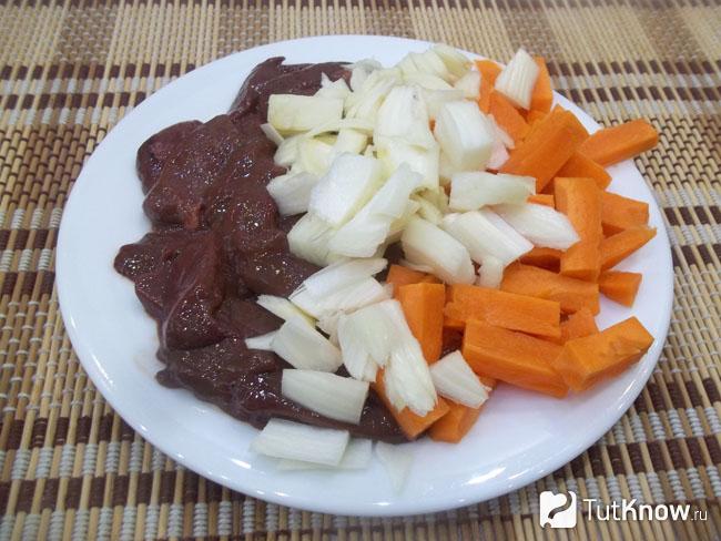 Печень, морковь и лук нарезаны кусочками