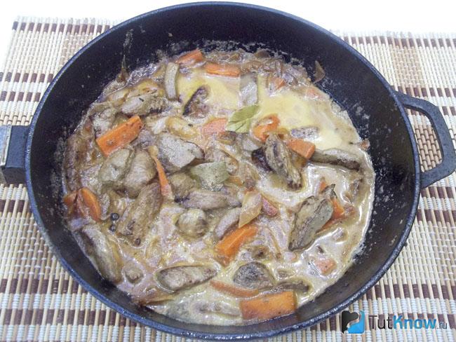 Готовая печень в сметане с овощами