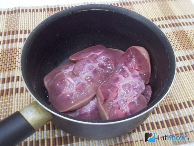 Почки вымыты, разрезаны пополам и сложены в кастрюлю