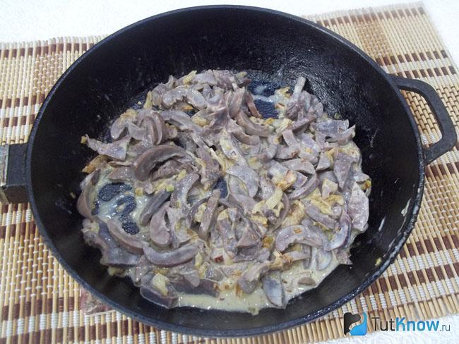 Готовые почки с луком в сметане