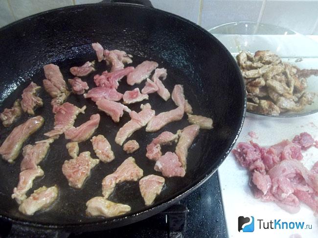 Мясо жарится в сковороде