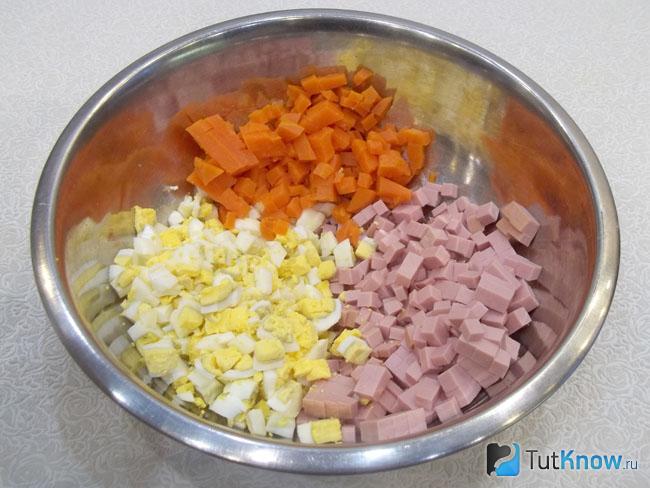Отваренная морковь очищена и нарезана кубиками