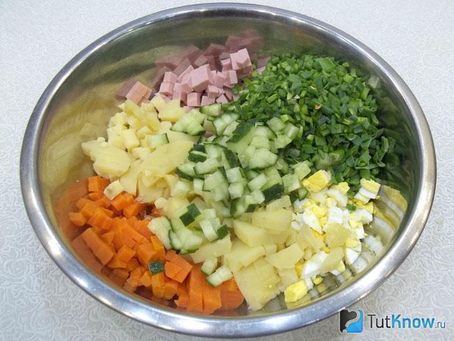 Огурцы нарезаны кубиками, зеленый измельчен