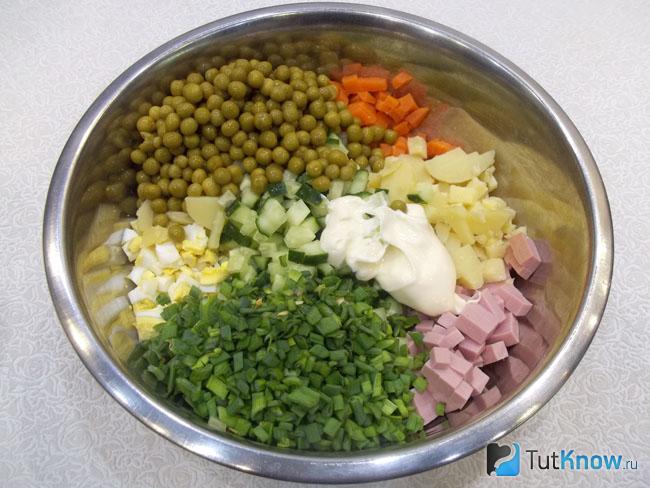 К продуктам добавлен зеленый горошек и майонез