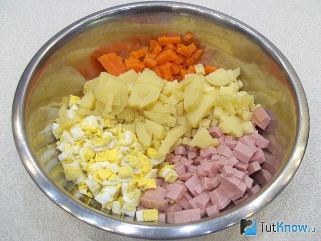 Отваренный картофель очищен и нарезан кубиками