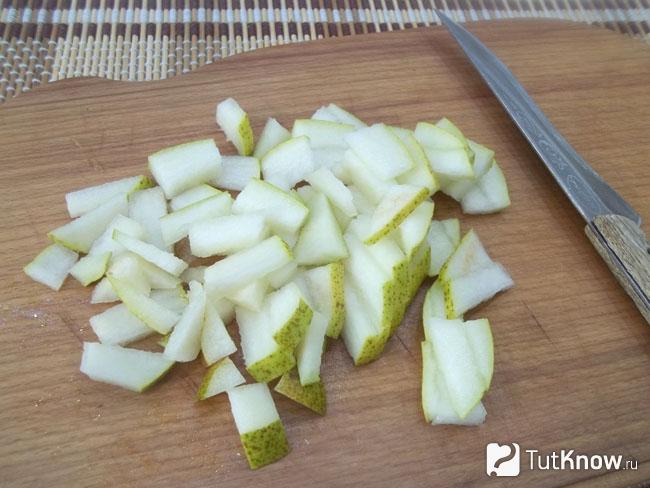 Груши нарезаны кубиками