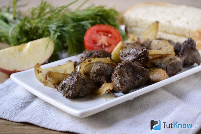Жареная печень с луком и яблоками готова к употреблению