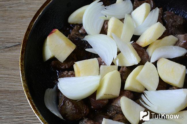 Лук добавлен к яблокам и мясу