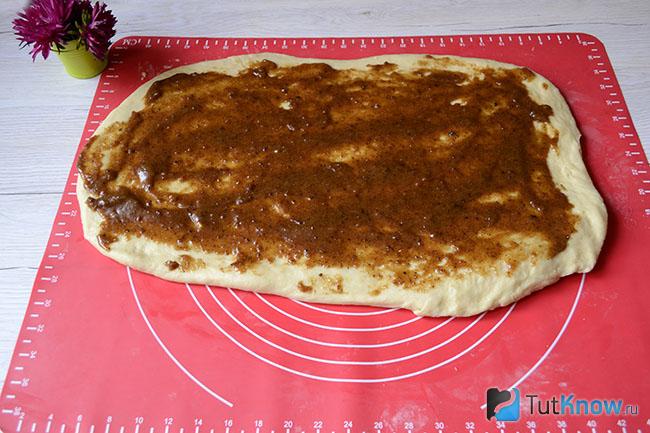 Пласт теста покрыт помазкой