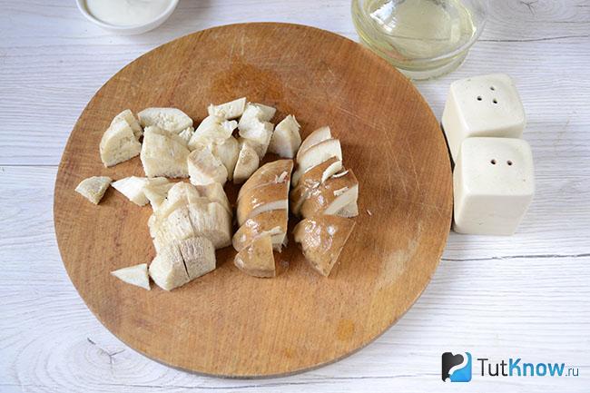 Белые грибы порезаны на кусочки