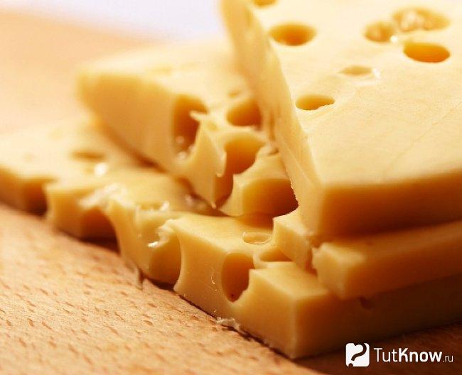 Ломтики сыра Эмменталь