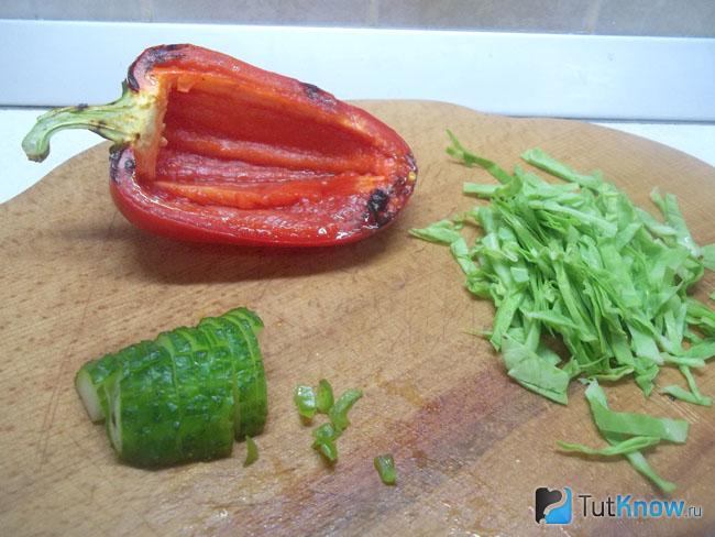 Капуста, огурцы и горький перец нарезаны
