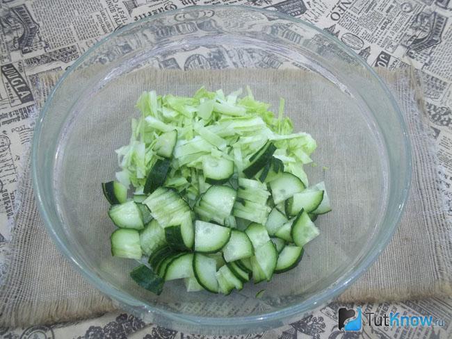 Огурцы нарезаны полукольцами
