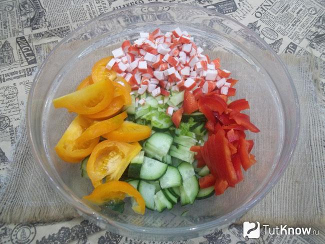 Крабовые палочки нарезаны кубиками