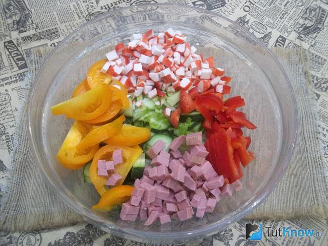 Колбаса нарезана кубиками