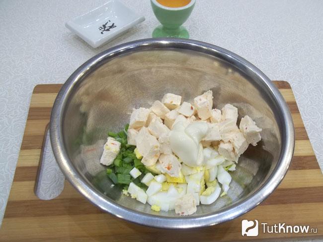 Все продукты соединены, приправлены солью и сметаной