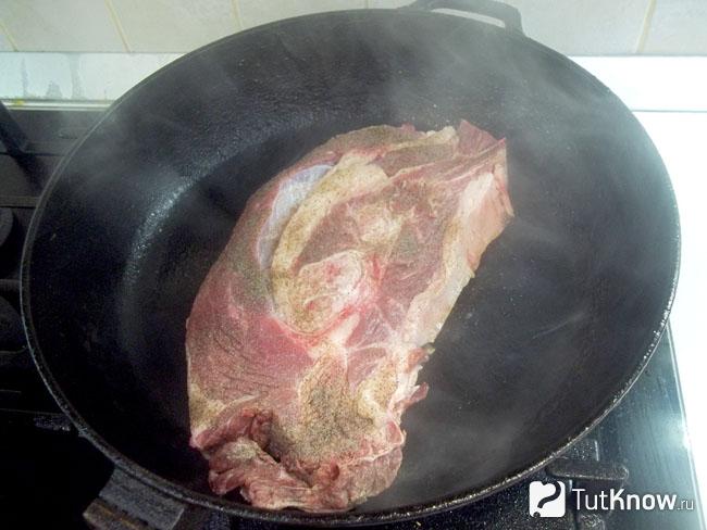 Мясо жарится в сковороде