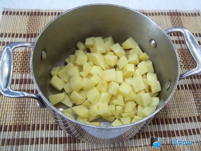 Картофель очищен, нарезан и сложен в кастрюлю