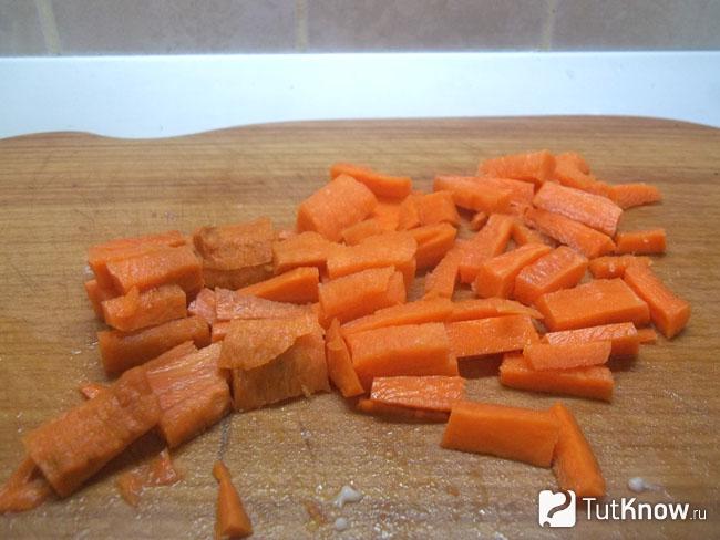 Морковь очищена и нарезана кубиками