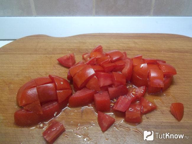 Помидоры нарезаны кубиками