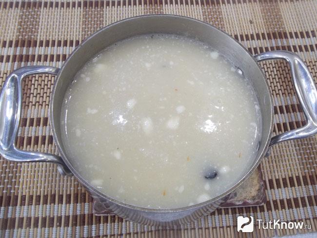 Готовый суп пюре с картошкой, грибами и сметаной