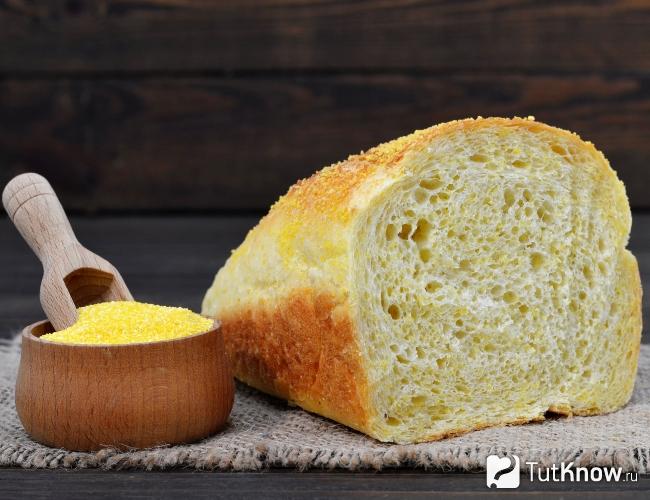 Кукурузная мука и хлеб на столе