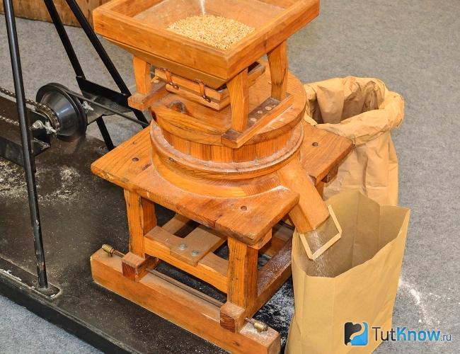Получение кукурузной муки с помощью мельницы