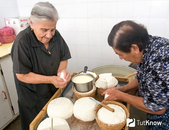 Женщины делают сыр Анари