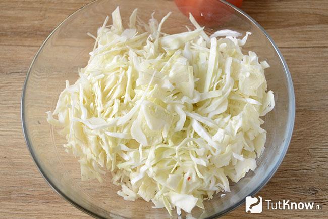 Пиала с нашинкованной капустой