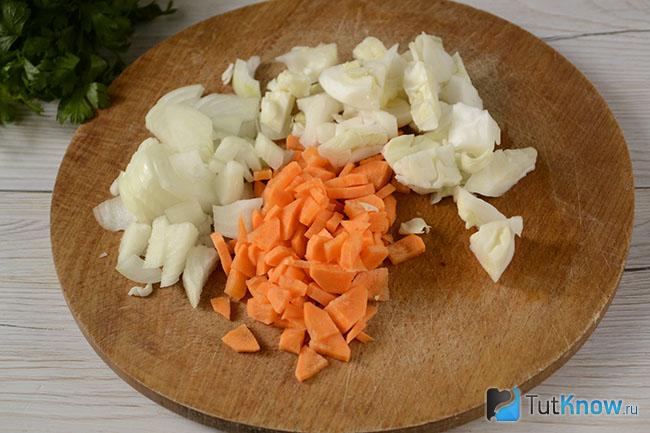 Лук, морковь и капуста нарезаны на дощечке