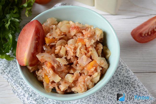 Греческое блюдо с капустой и рисом готово