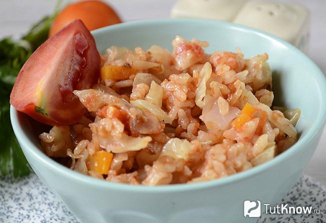 Греческое блюдо с капустой и рисом выложено в тарелку