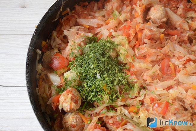 Готовая тушеная капуста с фрикадельками