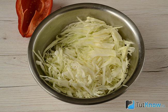 Миска с нашинкованной капустой