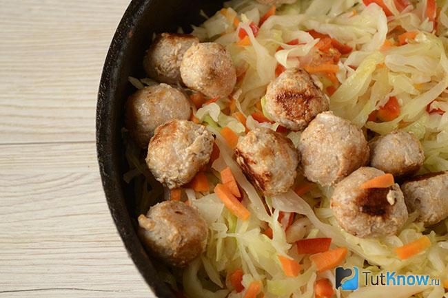 Фрикадельки добавлены к капусте
