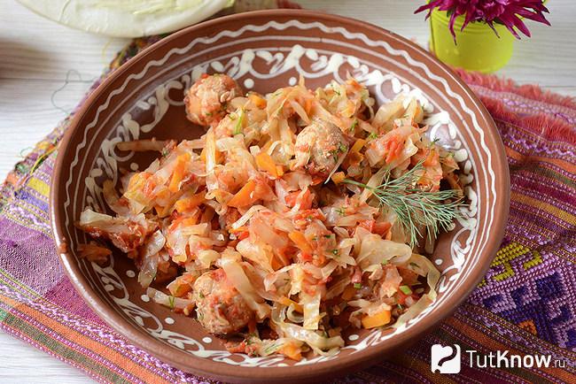 Капуста, тушенная с фрикадельками, готова к употреблению