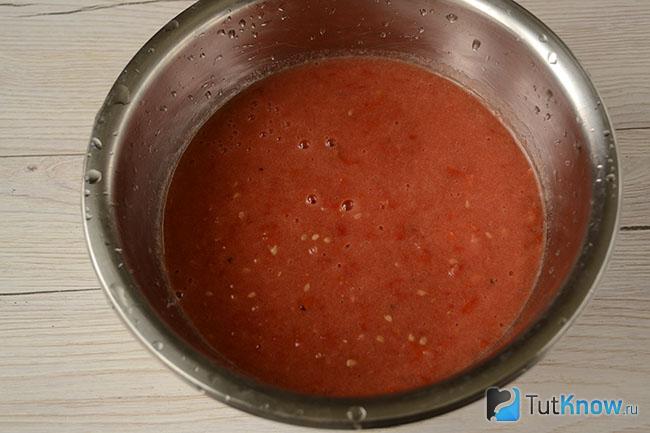Миска с томатной массой