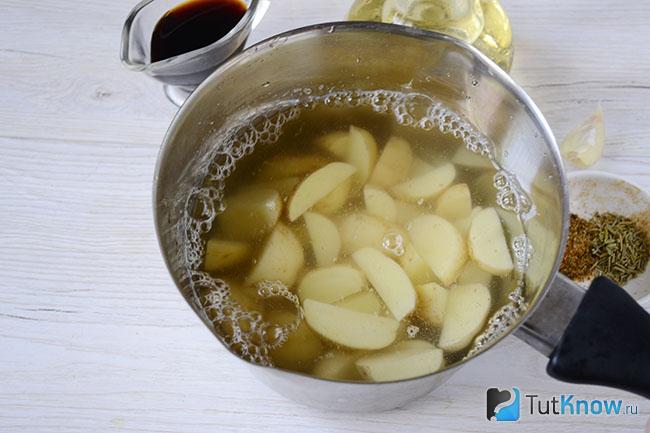 Картофель залит горячей водой