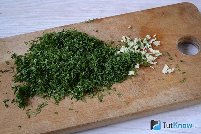 Измельченные укроп и чеснок