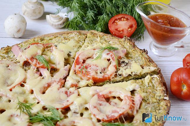 Кабачковая пицца с помидорами и колбасой подана к столу