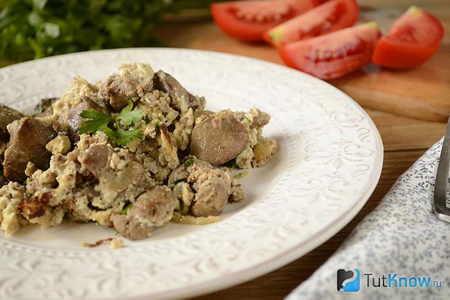 Порция куриной печени, жаренной с яйцом