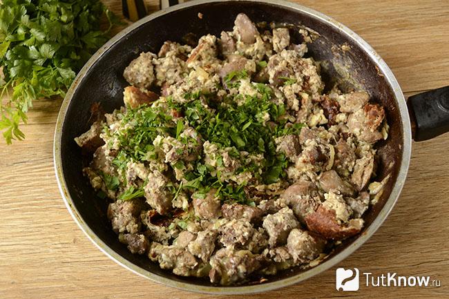 Рубленая зелень добавлена к печени