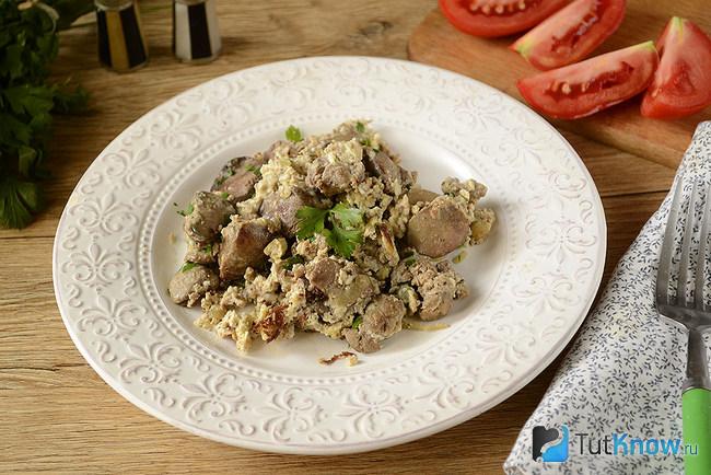 Куриная печень, жаренная с яйцом, готова к употреблению