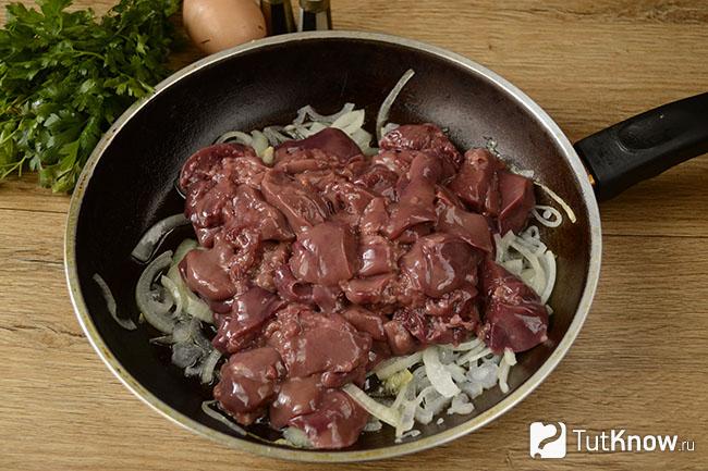 Куски куриной печени выложены на сковороду