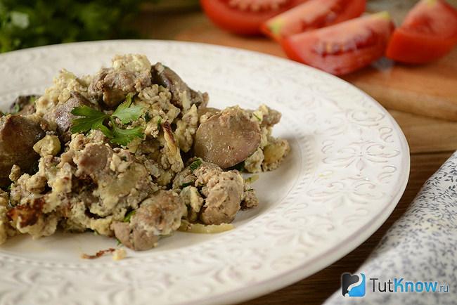 Куриная печень, жаренная с яйцом, подана к столу